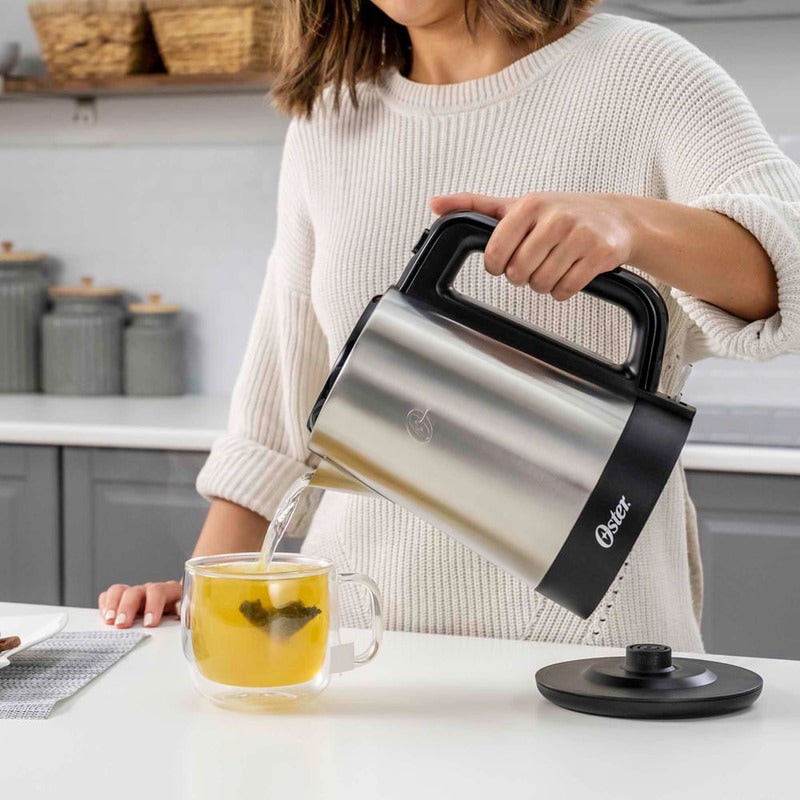 Hervidor Eléctrico Oster® Acero Inoxidable 1.7 Lt BVSTKE671